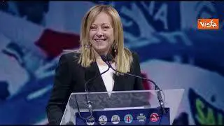 Meloni scherza: "10 anni fa Crosetto mi prese in braccio, ora gli verrebbe l'ernia"