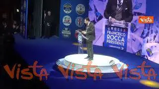 Cade un foglio a Salvini durante il discorso e lui scherza: Non capisco il motivo dell'applauso