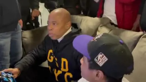 Il sindaco di New York, Eric Adams, dorme insieme ai migranti nel centro accoglienza