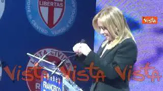 La battuta di Meloni: Qui Crosetto mi prese in braccio, se lo facesse oggi avrebbe l'ernia del disco