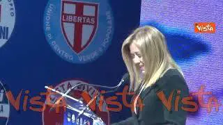 La battuta di Meloni: Qui Crosetto mi prese in braccio, se lo facesse oggi avrebbe l’ernia del disco