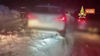 Neve a Castelluccio di Norcia, automobilisti in difficoltà soccorsi dai Vigili del Fuoco
