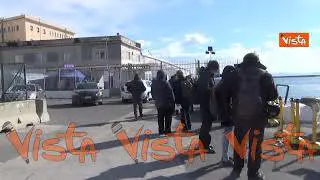 L'Ong Sea Eyes a Napoli, le immagini dell'attesa al porto