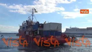 Un applauso di benvenuto per i migranti a bordo della Sea Eya 4, attraccata nel porto di Napoli