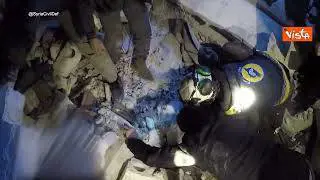 Terremoto Siria, un bambino tratto in salvo dalle macerie ad Aleppo