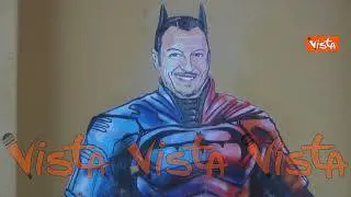 Amadeus come Batman, ecco il murales a Sanremo