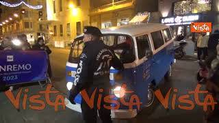 Sanremo, i Cugini di Campagna arrivano a bordo di un van "hippy"