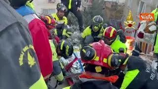 I Vigili del Fuoco salvano un uomo dalle macerie in Turchia