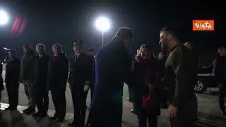 Zelensky accolto all’aeroporto di Parigi con tappeto rosso e onori militari