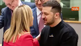 Consiglio Ue, Meloni incontra Zelensky. La stretta di mano e il bacio sulla guancia tra i due 
