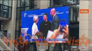 Consiglio Ue, stretta di mano Zelensky, von der Leyen e Michel al temine della conferenza congiunta