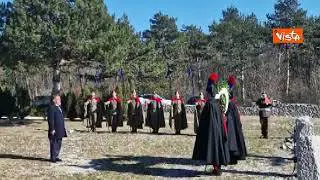 La Russa si inginocchia davanti monumento Basovizza per omaggio a vittime delle Foibe