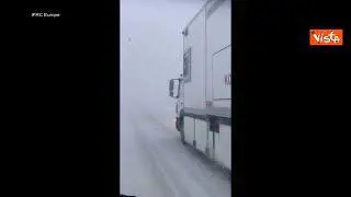 Terremoto Turchia, i mezzi della Mezzaluna Rossa nella neve per raggiungere i luoghi del sisma