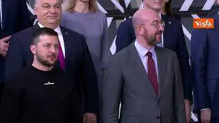 Consiglio Ue, Zelensky arriva tra i leader, per la foto di gruppo. Orban è l'unico che non applaude