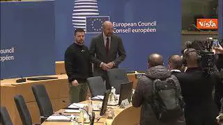 Zelensky al Consiglio Ue, baci e stretta di mano per salutare Giorgia Meloni