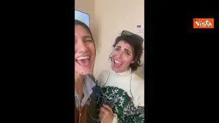 Sanremo, Giorgia ed Elisa duettano leggendo un cartello di divieti