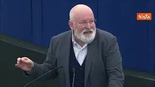 Auto elettrica, Timmermans: "Ue guidi rivoluzione industriale"