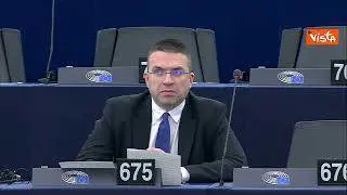 Il fuori onda del commissario ungherese Varhelyi all'Europarlamento: "Quanti idioti ci sono ancora?"