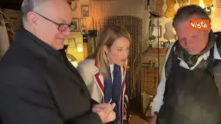 Metsola in visita nel centro di Roma con Gualtieri, tra negozi d’arte, pizza e caffè della Capitale