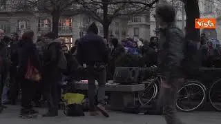 Cospito, presidio degli anarchici davanti al Comune di Milano contro il Tso