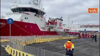 Sbarcati a Civitavecchia i 156 migranti su nave Ong di Emergency