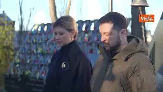 Zelensky e la moglie Olena Zelenska omaggiano i caduti della guerra davanti al memoriale a Kiev