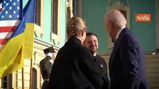 La stretta di mano tra Zelensky e Biden durante l’incontro a sorpresa a Kiev