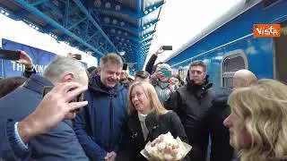 Meloni arriva a Kiev in treno, accolta con un mazzo di fiori