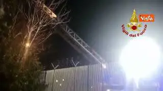 Incendio in magazzino a Porto Vecchio, intervento di dieci ore per i Vigili del Fuoco