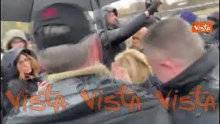 Meloni a Bucha depone fiori in omaggio a vittime