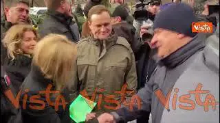 Meloni firma bandiera di Irpin "At your side!"