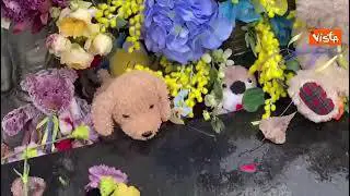 Fiori e peluche al memoriale per le vittime della strage di Bucha