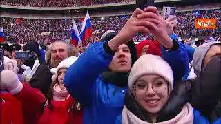 Putin acclamato dalla folla arriva allo stadio Lushniki per la festa dei Difensori della patria