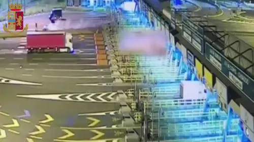 Un proiettile a folle velocità. Il video choc dell'incidente sulla A4