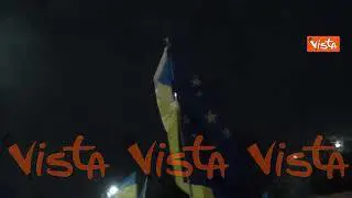 Ucraina, le fiaccole e le bandiere alla manifestazione per Kiev a Roma
