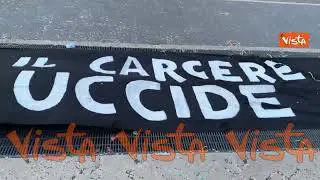 "Il carcere uccide", ecco gli striscioni degli anarchici in presidio per Cospito