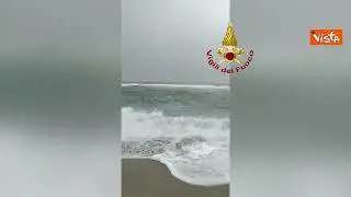 Naufragio migranti nel crotonese, le immagini dei soccorsi dei Vigili del Fuoco