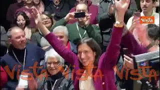 Elly Schlein canta Bella ciao al comitato elettorale dopo la vittoria alle primarie del Pd