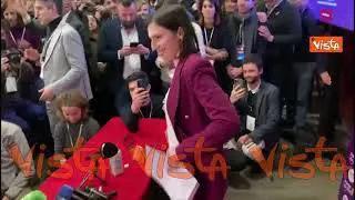 Primarie Pd, l'applauso per Elly Schlein al comitato elettorale