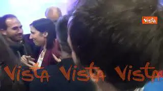 Gli abbracci a Elly Schlein dopo la vittoria alle primarie del Pd