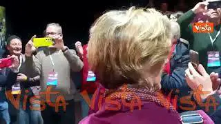 Standing ovation e Bella ciao, Schlein accolta dai sostenitori dopo la vittoria alle primarie del Pd