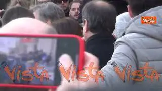 La sigla del Maurizio Costanzo Show accompagna l'uscita del feretro del giornalista dalla chiesa