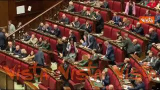 Elly Schlein accolta da un applauso al suo primo ingresso in Aula da segretaria del Pd