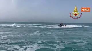 Naufragio Cutro, la moto d'acqua dei Vigili del Fuoco alla ricerca di dispersi