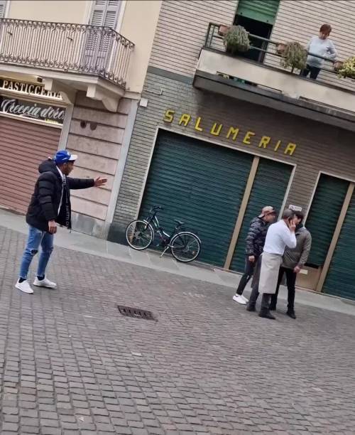 "Italiano sfigato. Me ne sbatto della polizia". A Crema scoppia la rissa