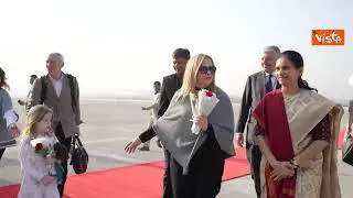Giorgia Meloni arriva in India, accolta da una danza tradizionale