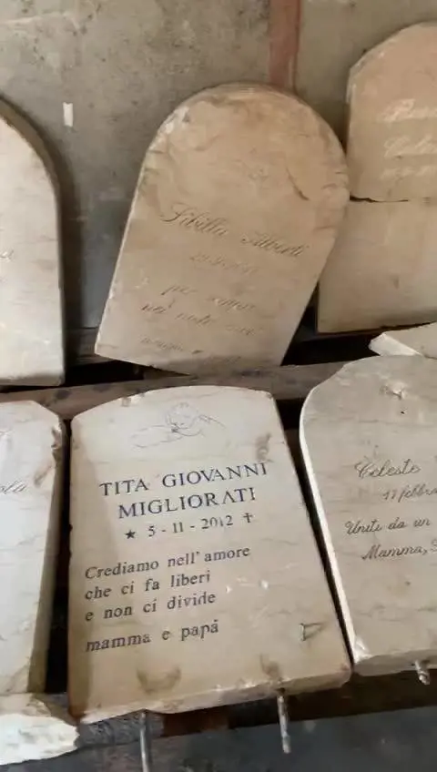 Profanate le tombe di 2.500 bimbi mai nati: l'orrore al cimitero di Brescia