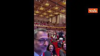 Applauso per Elly Schlein al suo arrivo all'assemblea  Legacoop