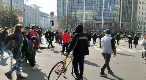 Ambientalisti di Fridays for Future manifestano per il clima a Milano