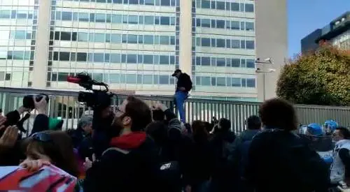 Ambientalisti si arrampicano sul cancello d'ingresso del Palazzo Pirelli